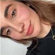 Una estudiante universitaria con conocimientos para nivel ESO y Bachillerato